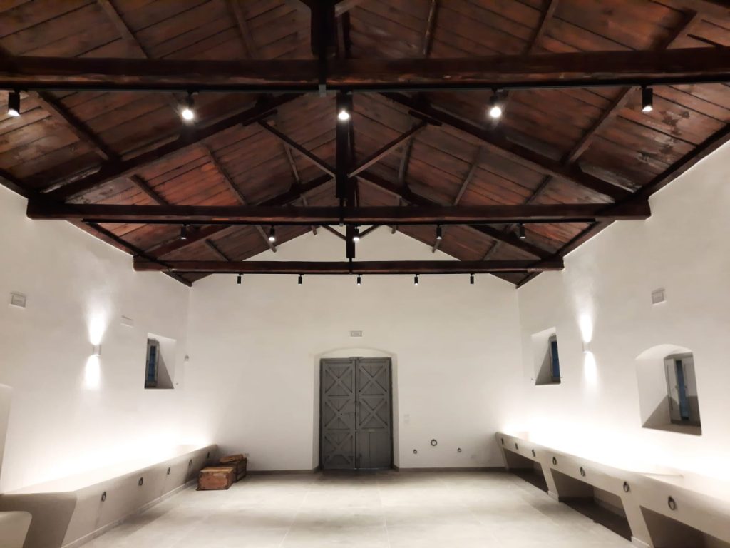 Tra Memoria e Luce: Il Restauro di un’Antica Stalla Rurale — Commerciale: progetto di illuminazione realizzato da Battaglia Illuminazione