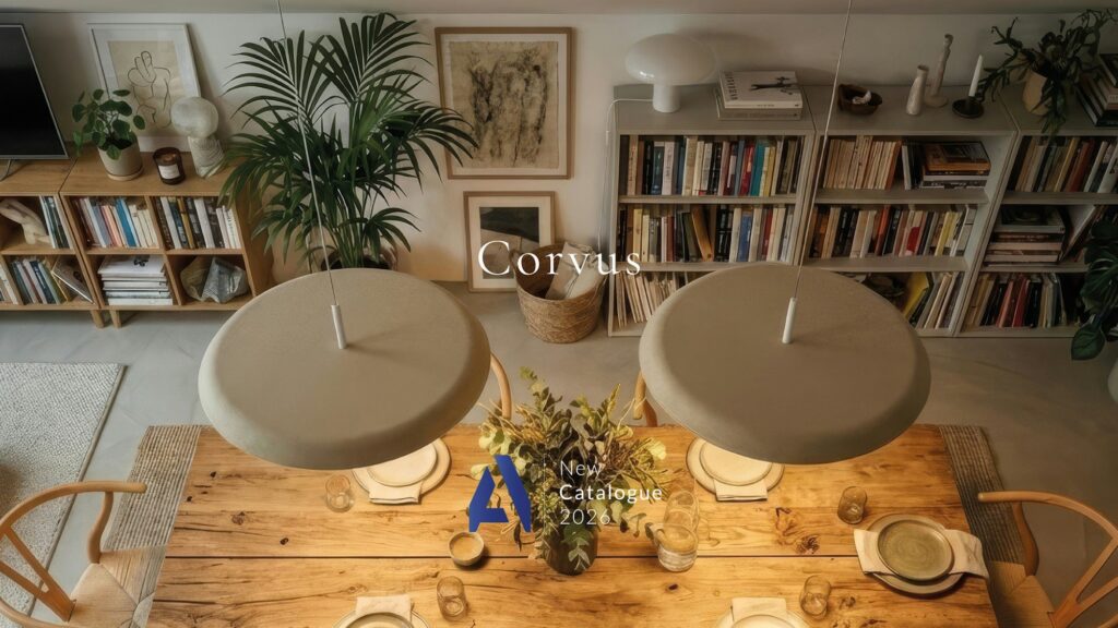 Tavolo in legno con le sospensioni ACB Corvus in vimini e la libreria dietro