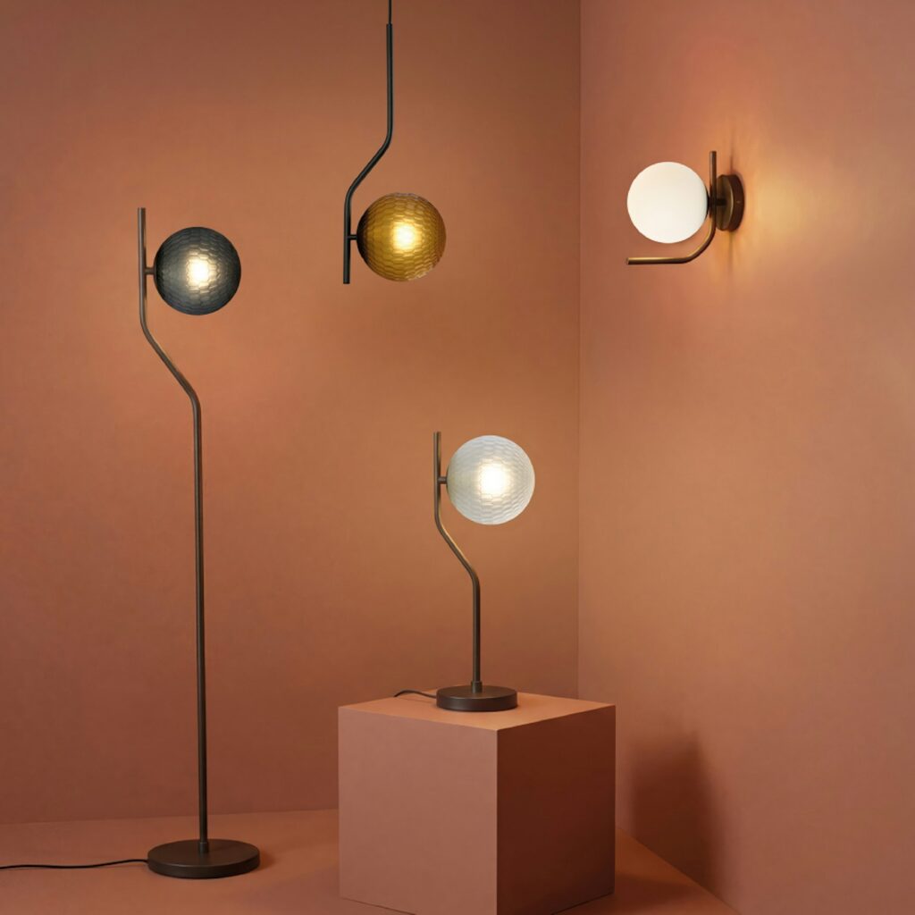Lampade da terra ACB Maui con la sfera di vetro su una base rosa