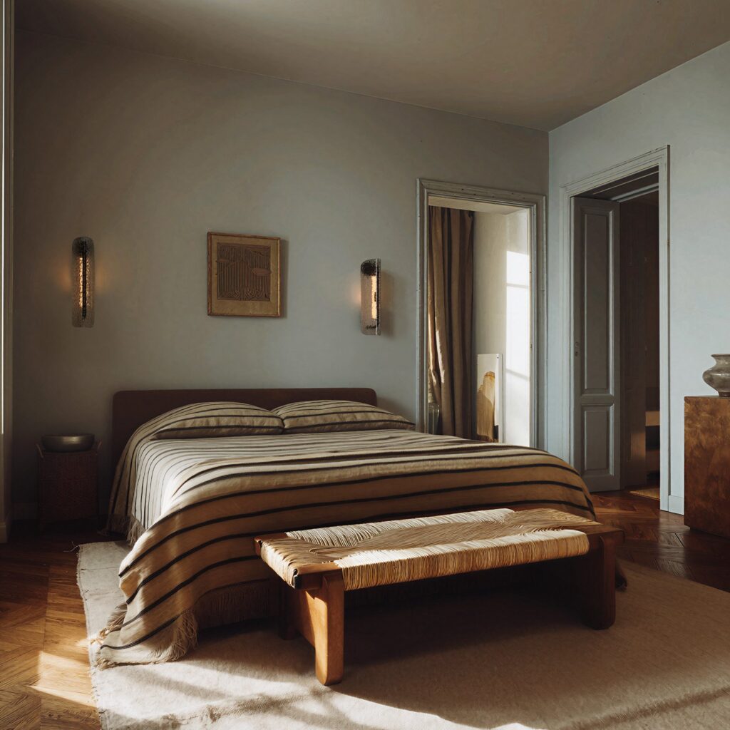 Camera da letto con le applique Aromas del Campo Lida ai lati del letto