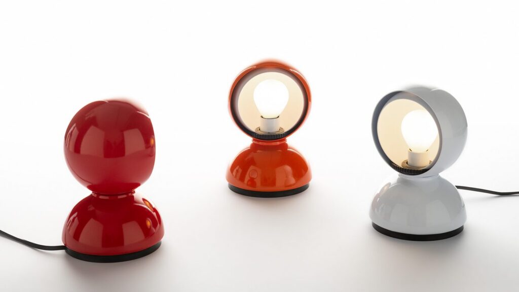 Tre lampade Artemide Eclisse in rosso, arancio e bianco
