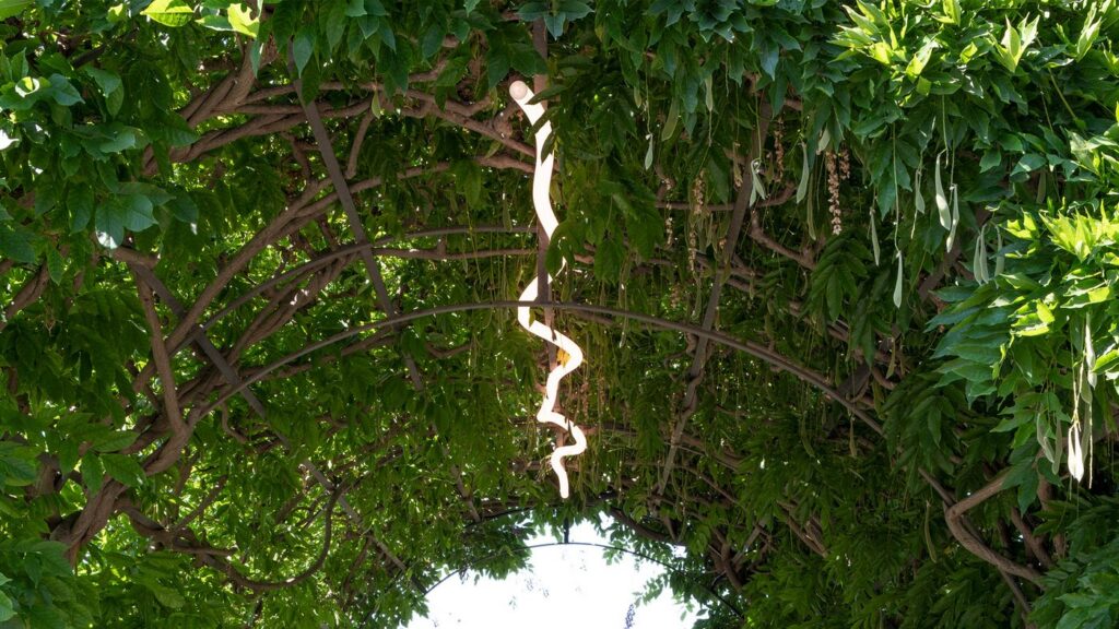 Artemide La Linea, il tubo di luce curvato a S