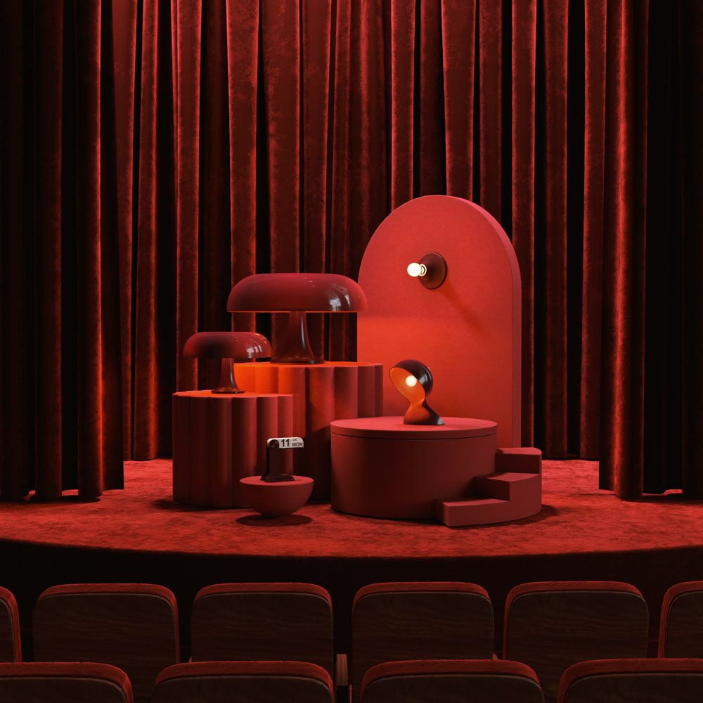 Lampade Artemide esposte su piedistalli rossi in un allestimento teatrale
