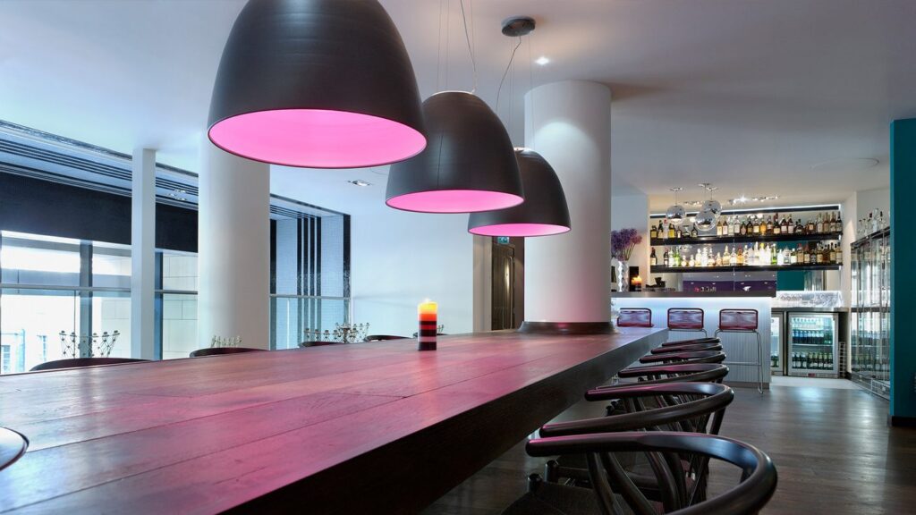 Sospensioni Artemide Nur sopra il banco di un bar