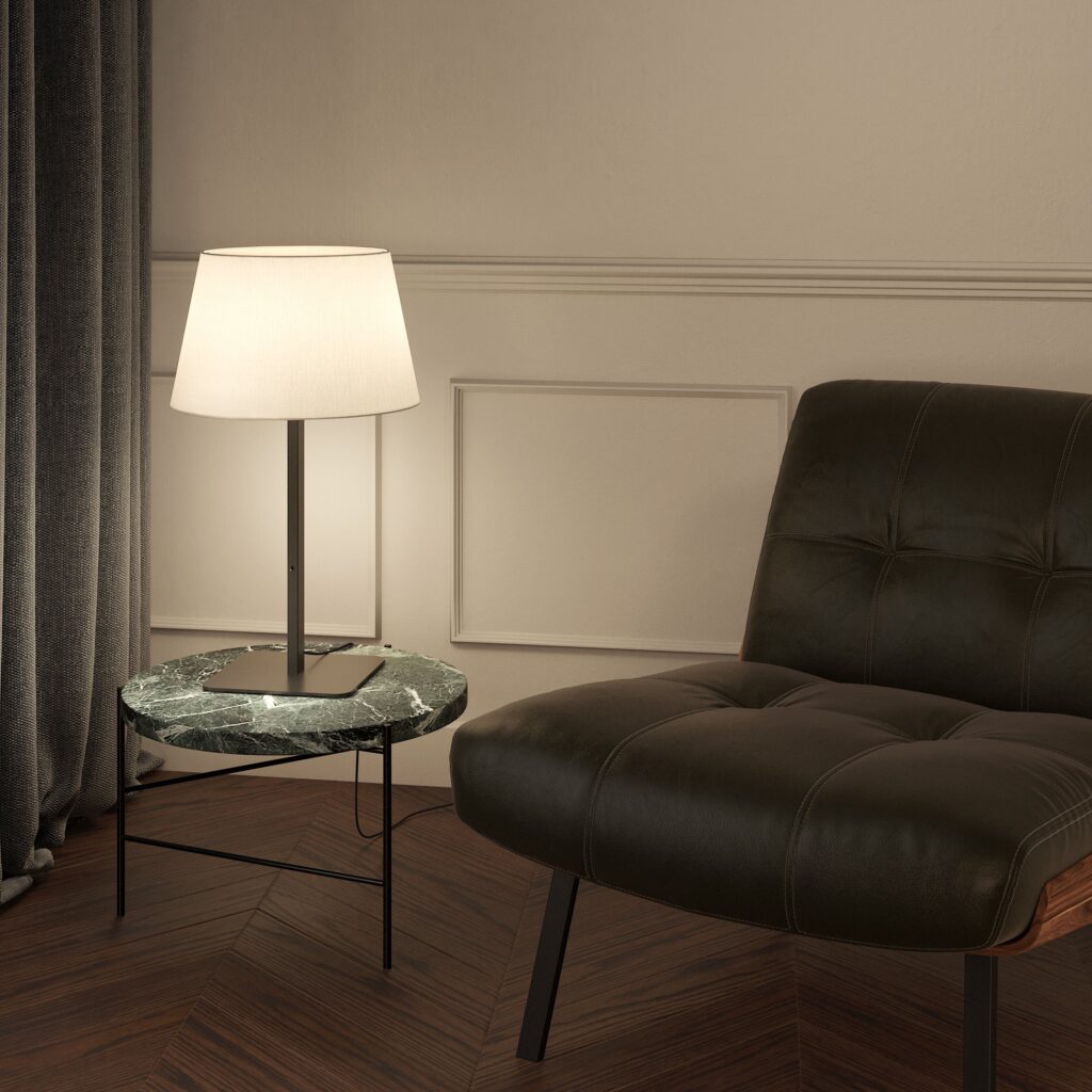 Lampada da tavolo Astro Lighting Beaumont con il paralume accanto a una poltrona