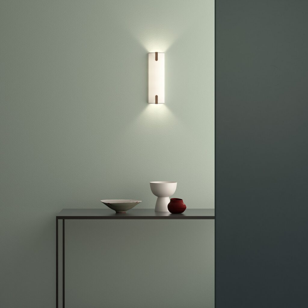 Applique da bagno Astro Lighting Elba in vetro su una parete verde