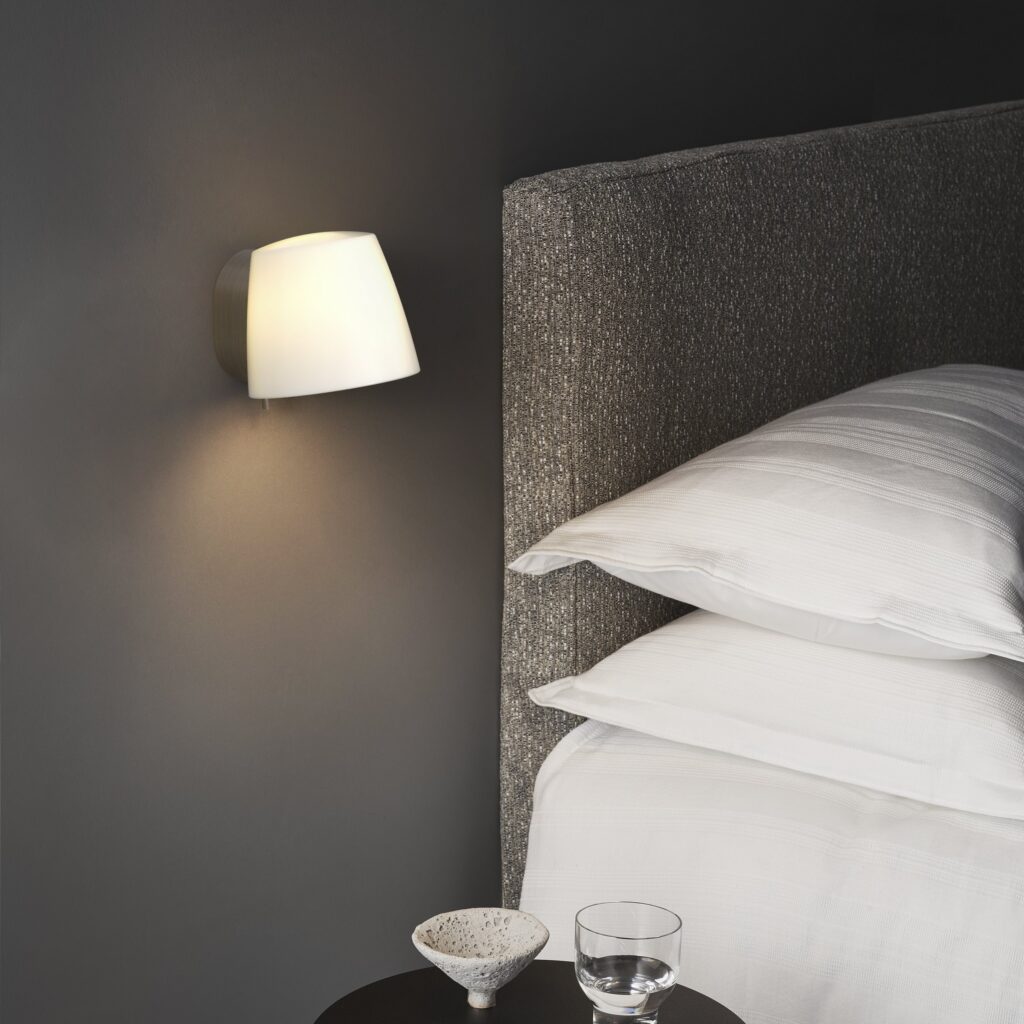 Applique Astro Lighting Imari in vetro bianco sopra un letto