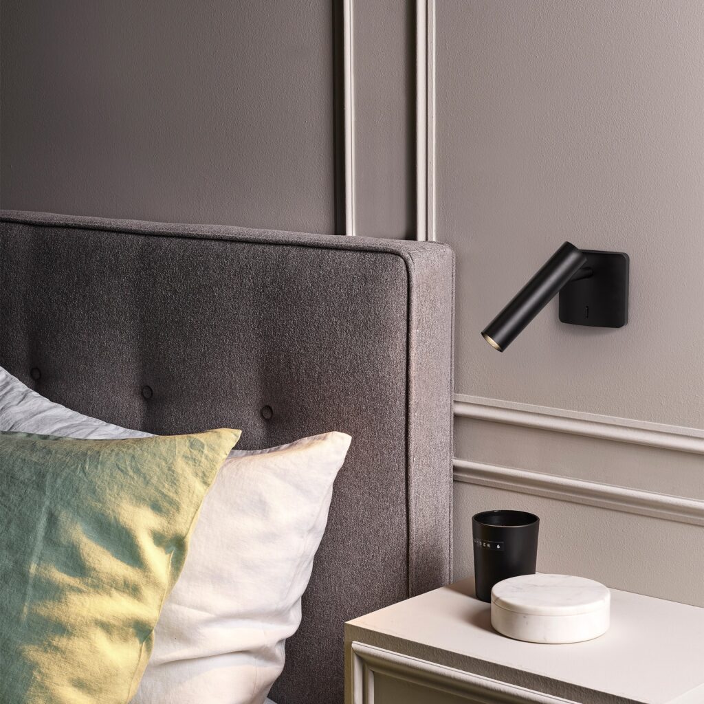 Testata del letto con l'applique da lettura Astro Lighting Leda nera