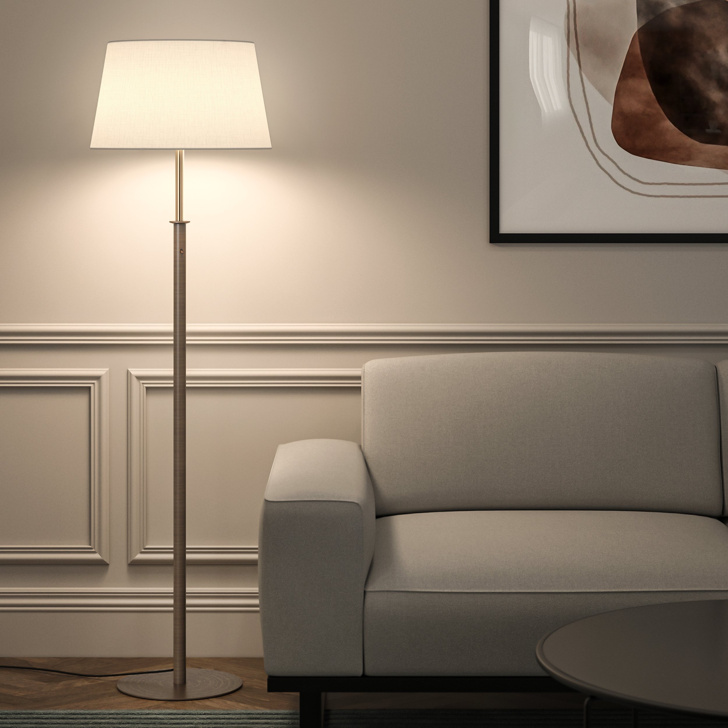 Salotto con la lampada da terra Astro Lighting Club accesa accanto al divano: la stessa scena al buio e con la luce accesa