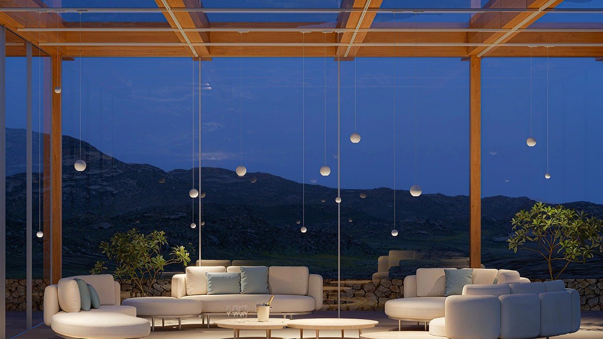 Terrazza al tramonto con le sfere Beneito Faure Bora sospese sotto la pergola: la stessa scena al buio e con la luce accesa