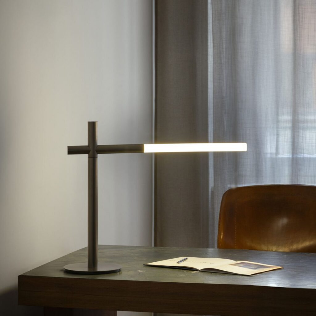 Lampada da tavolo Contardi Bianca con il braccio in metallo e il tubo di luce