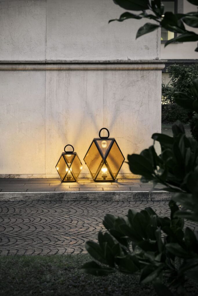 Lanterne Contardi Muse accese in un giardino, di sera
