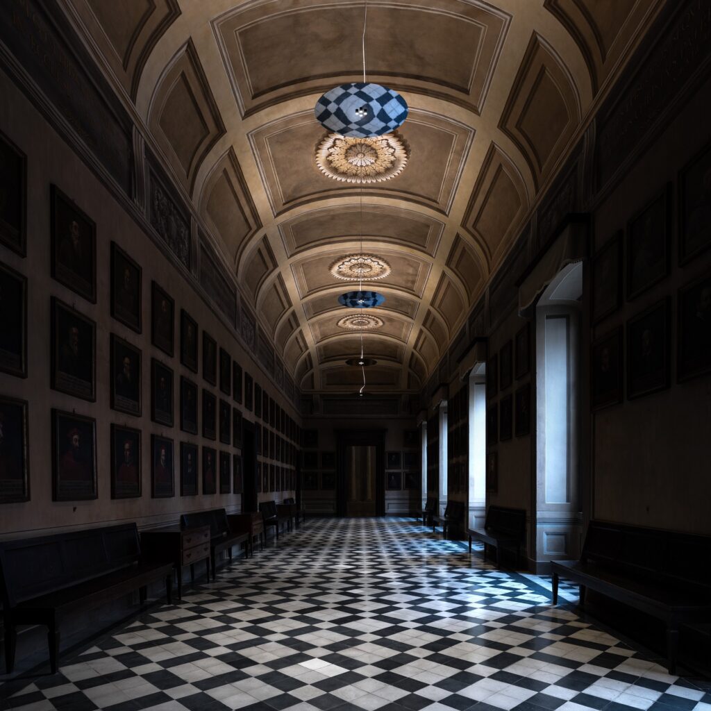 Corridoio del Palazzo Vescovile di Cremona con le volte affrescate illuminate da Davide Groppi