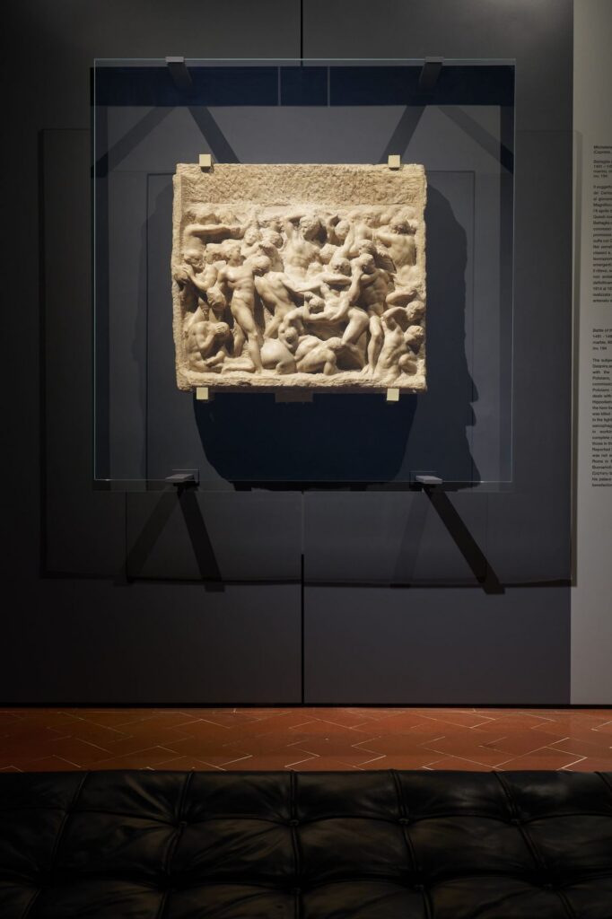 Bassorilievo in un museo illuminato con i proiettori Exenia Museo