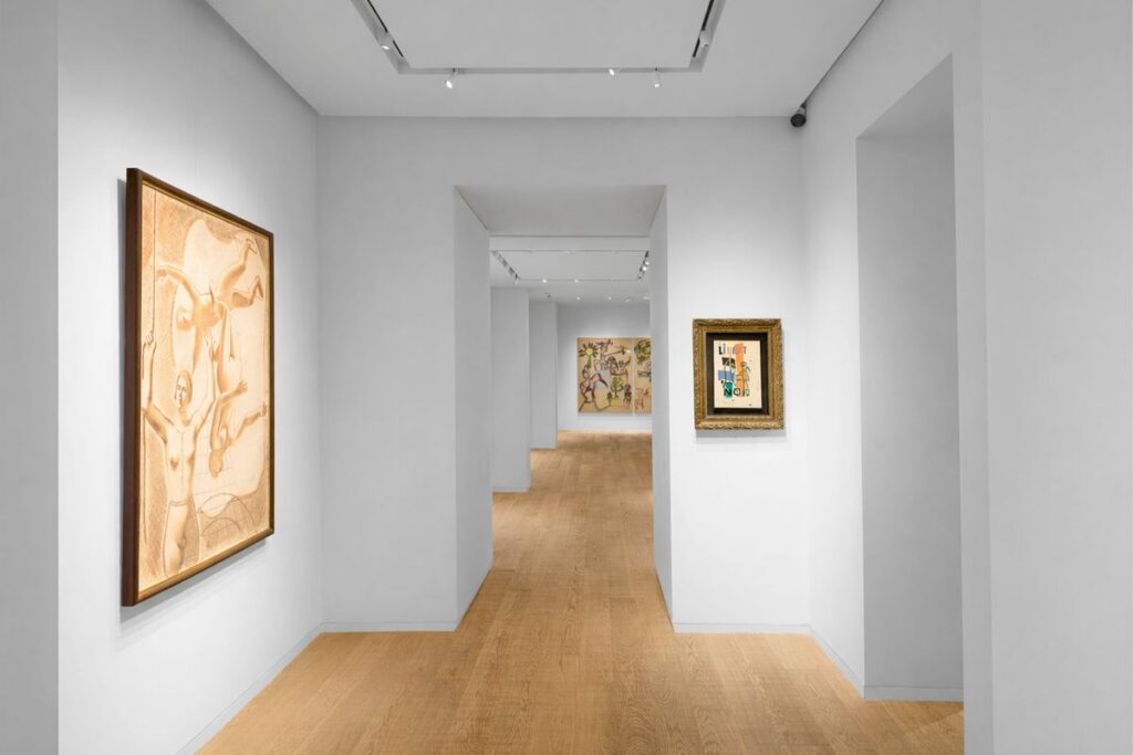 Galleria d'arte con i faretti Exenia Spot che illuminano i quadri
