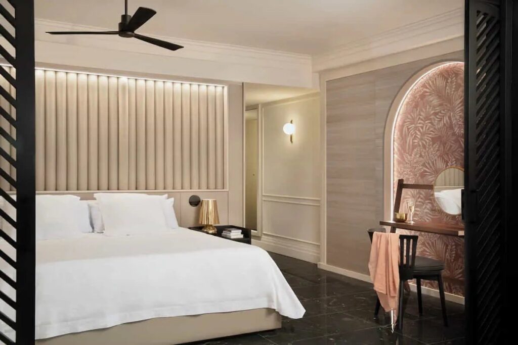 Camera d'albergo con l'applique Faro Barcelona Nassau in fibra sopra il letto