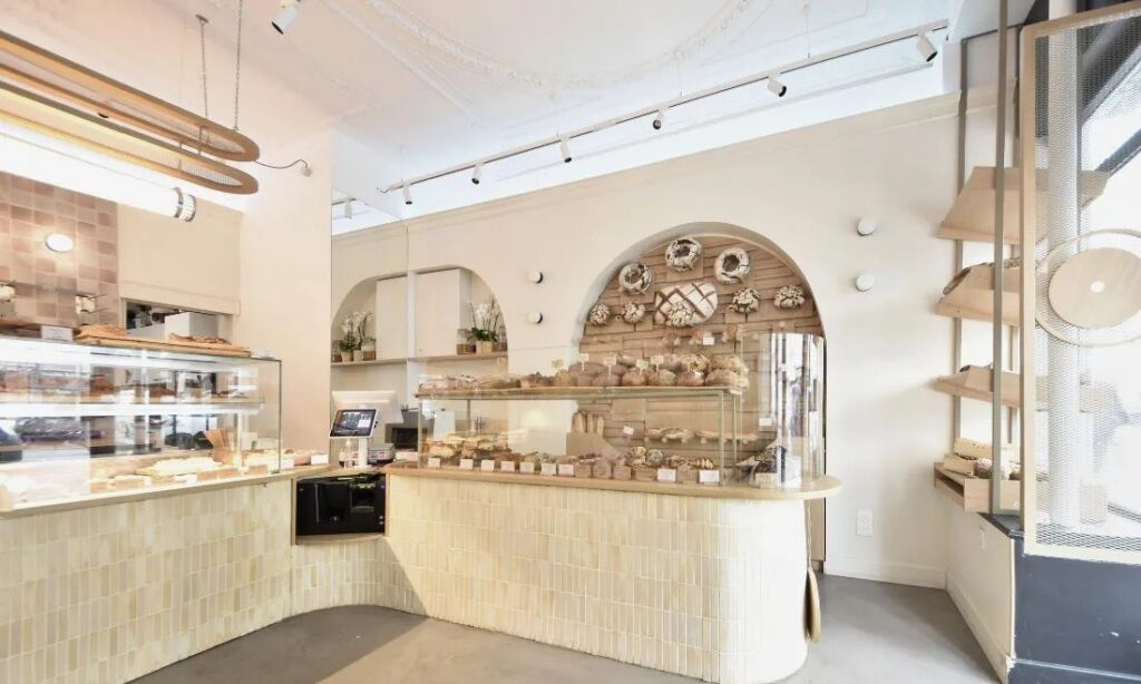 Pasticceria con i faretti Faro Barcelona Stan che illuminano il bancone
