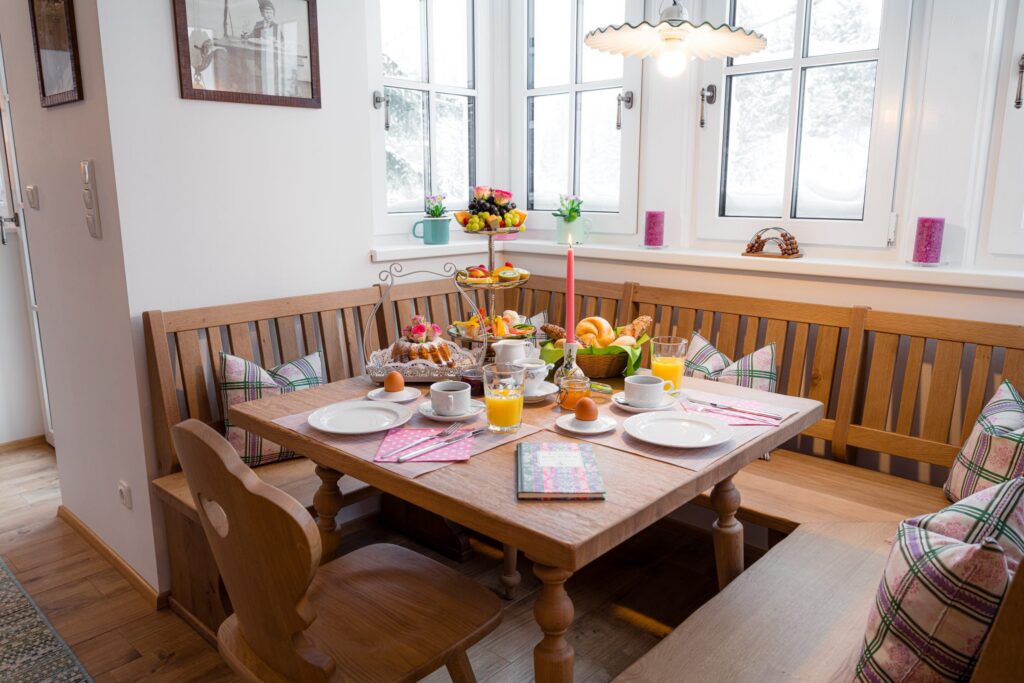Sala da pranzo di campagna con la sospensione Ferroluce Classic in ceramica bianca sopra la tavola