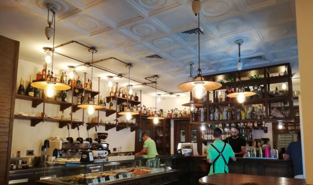 Bar con le sospensioni Ferroluce Country in ceramica sopra il bancone