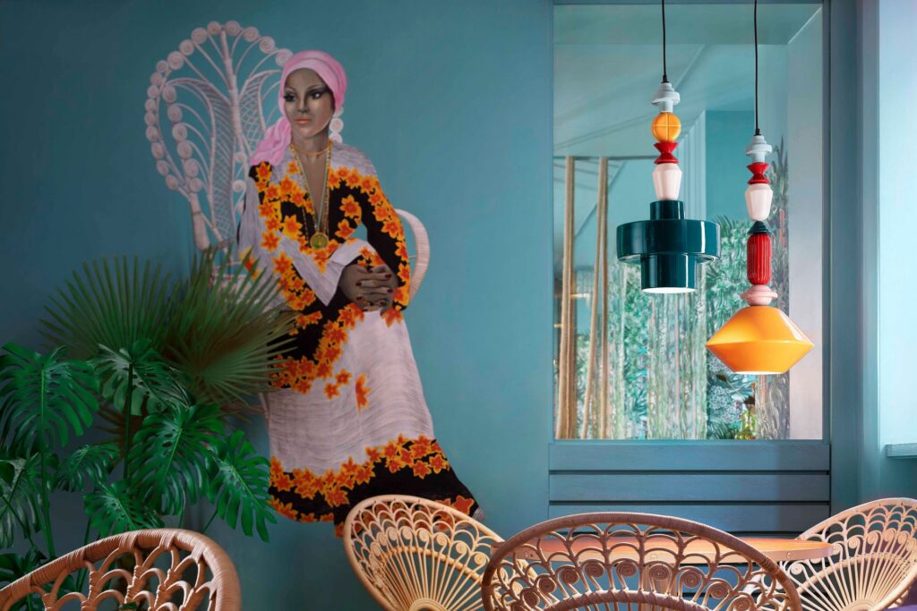 Sala con le sedie in rattan e le sospensioni Ferroluce Lariat in ceramica colorata