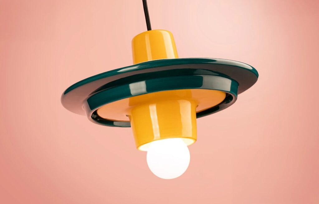 Sospensione Ferroluce Retro in ceramica verde e gialla con la lampadina a vista