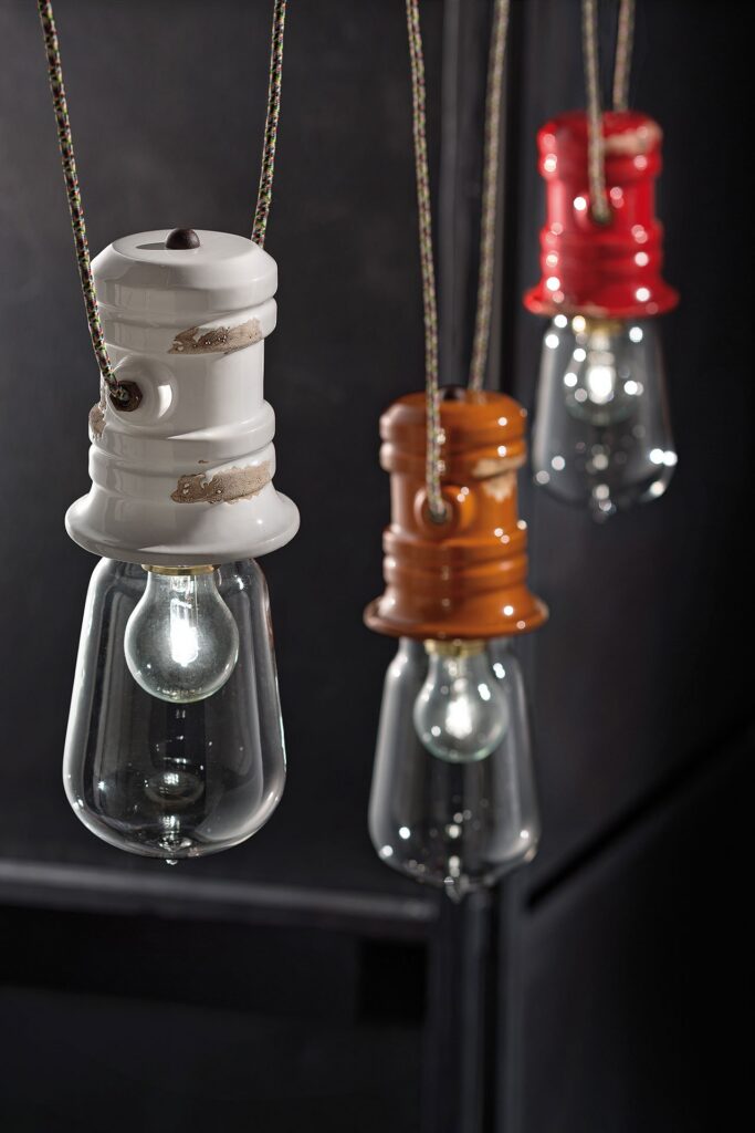 Sospensioni Ferroluce Urban con la lampadina a goccia e il colletto in ceramica