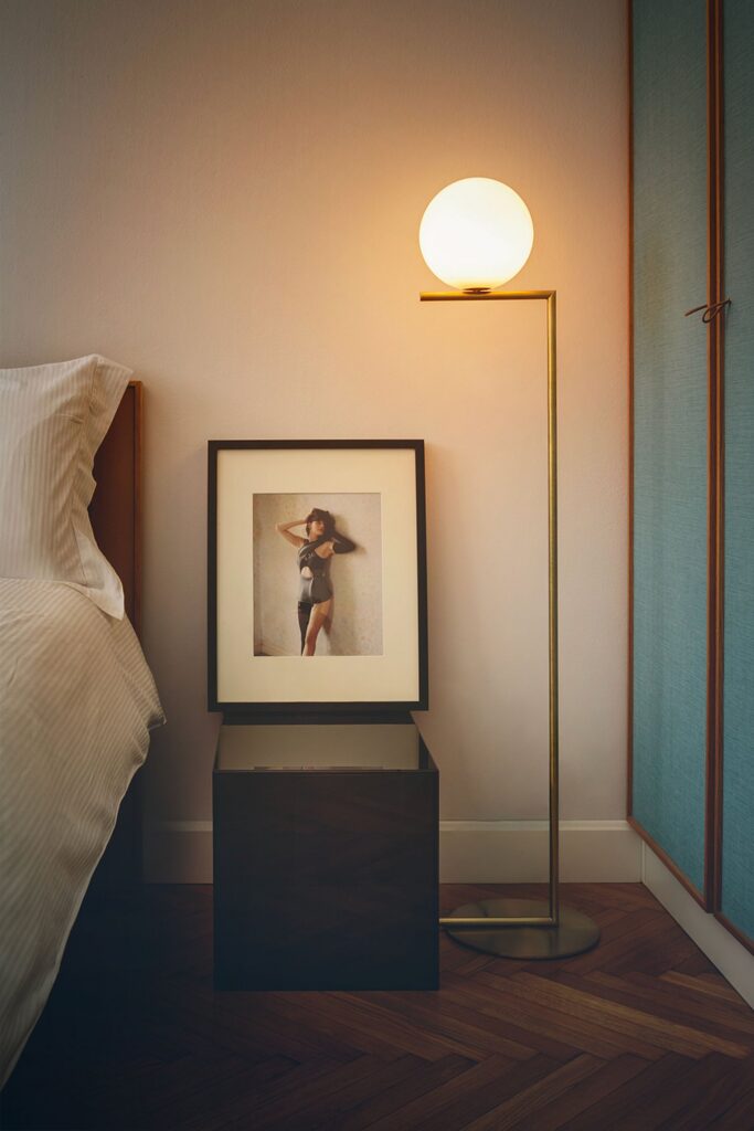 Camera da letto con la lampada da terra Flos IC Lights con la sfera di vetro accanto al letto