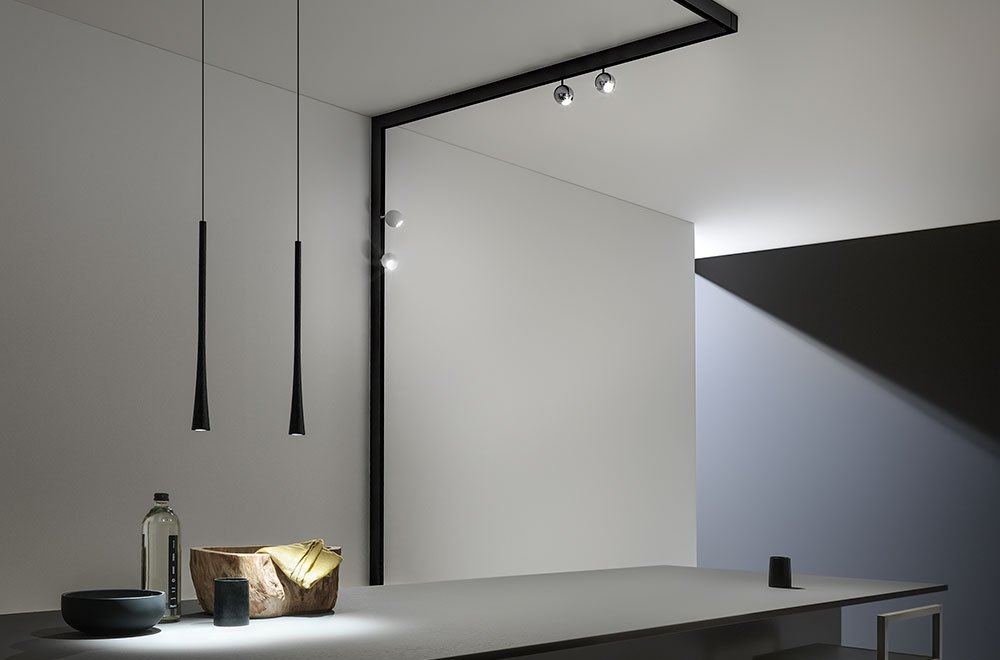 Cucina con il binario Gea Led a 48 volt e le sospensioni sottili sopra il tavolo