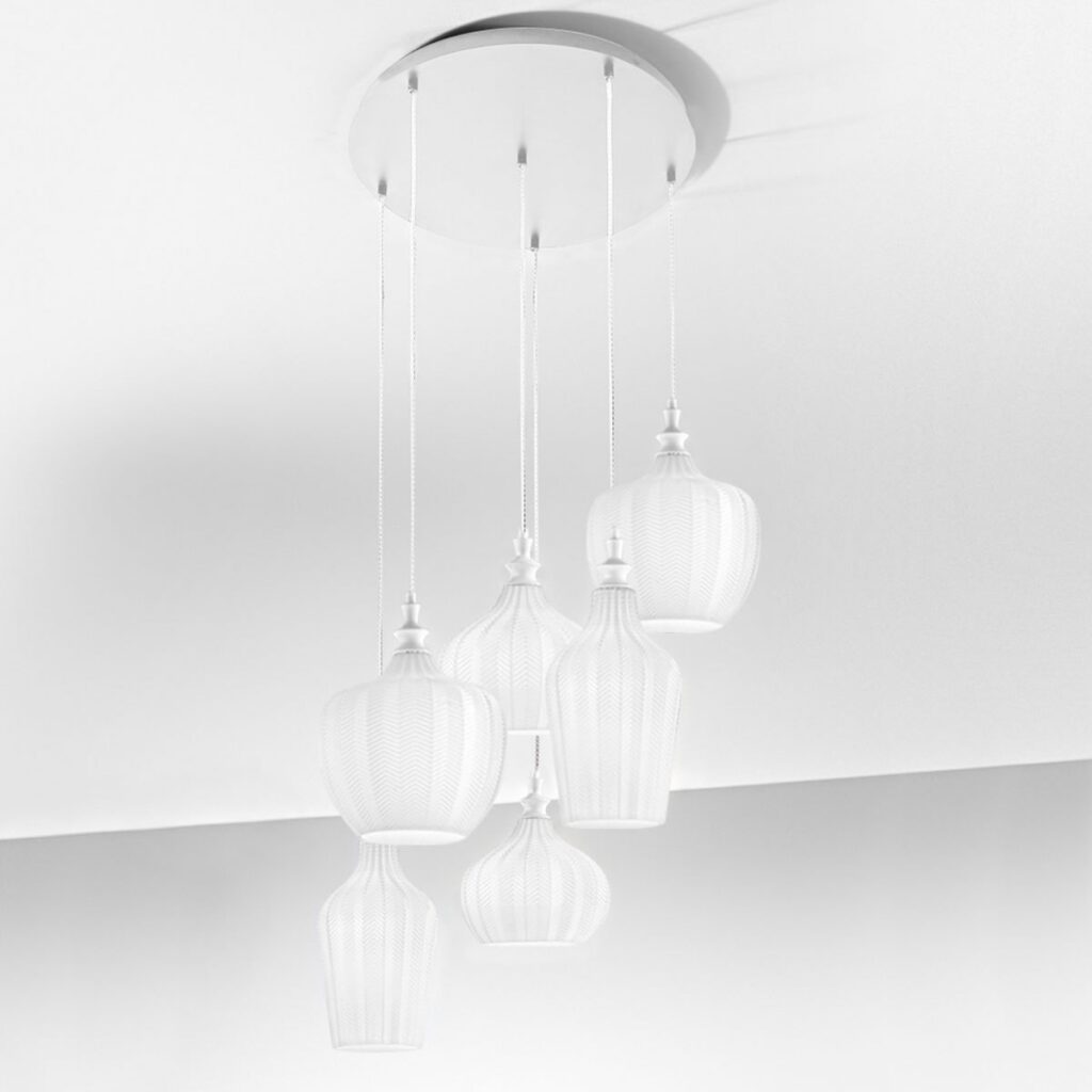 Sospensione Gea Luce Cleofe con le lanterne di vetro trasparente a grappolo, su fondo bianco