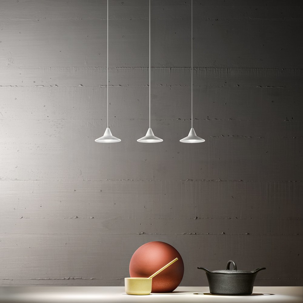 Cucina con le tre gocce di luce Gea Luce Helena sopra il piano con la pentola