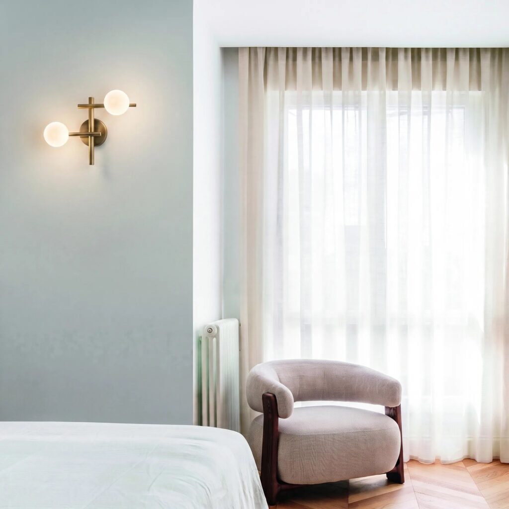 Applique Ideal Lux Atlas con le sfere di vetro in una camera da letto