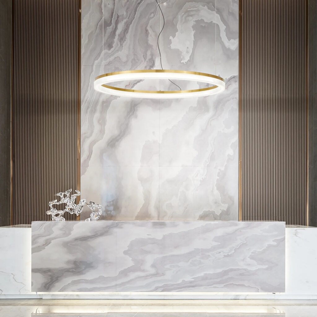Anello di luce Ideal Lux Crown sopra un banco in marmo