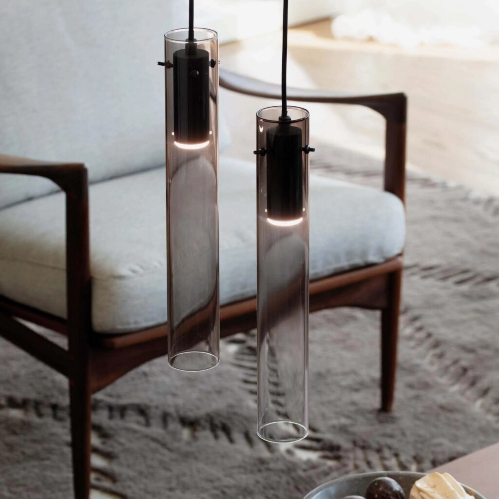 Lampada da tavolo Ideal Lux Flam a cilindro di vetro su un tavolino