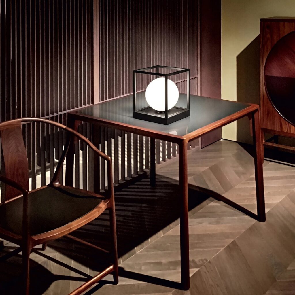 Lampada da tavolo Ideal Lux Lingotto a cubo di vetro su una scrivania