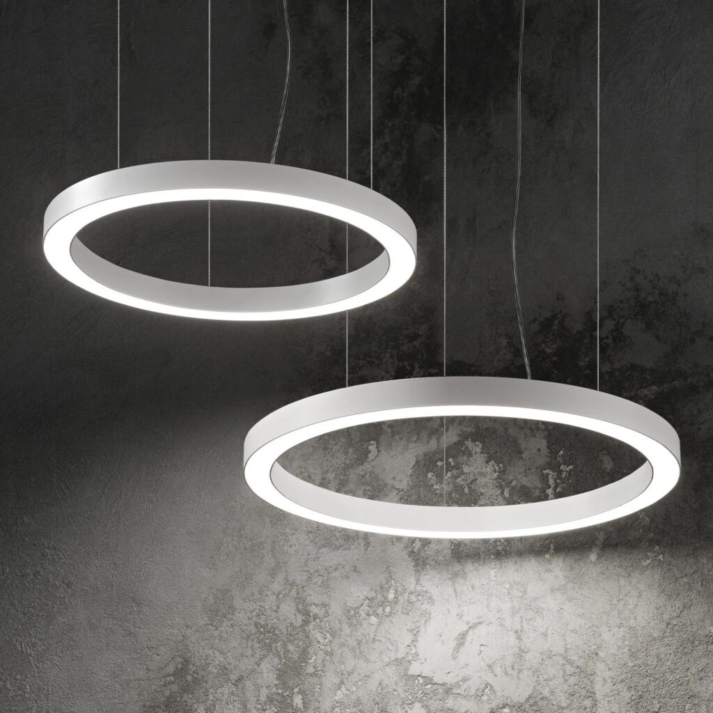 Anelli di luce Ideal Lux Oracle sospesi su una parete di cemento