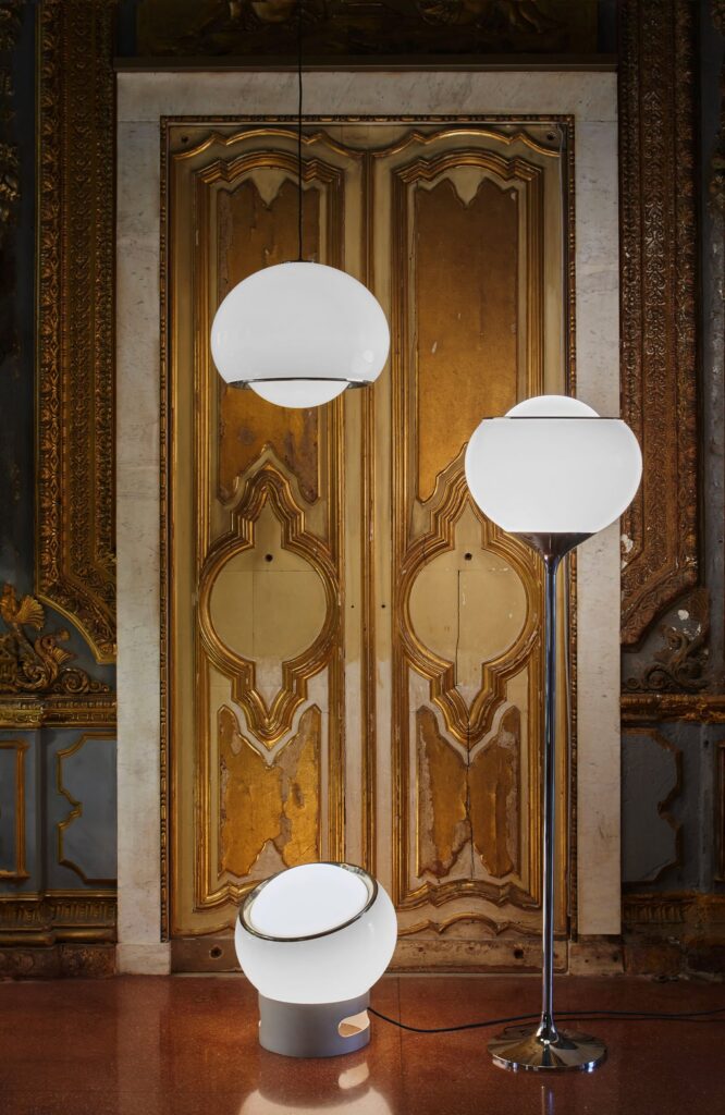 Lampade iGuzzini Clan con la sfera di vetro davanti a una porta d'epoca