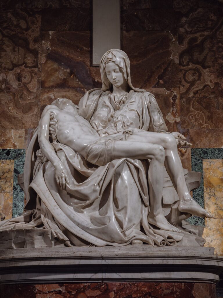 La Pietà di Michelangelo illuminata con il nuovo impianto iGuzzini