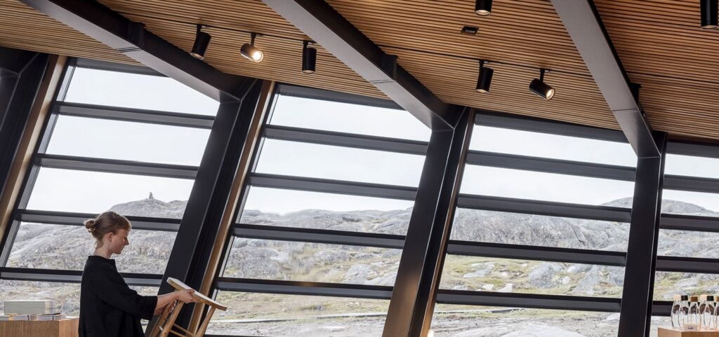 Sala con i proiettori iGuzzini Palco a soffitto e le grandi vetrate