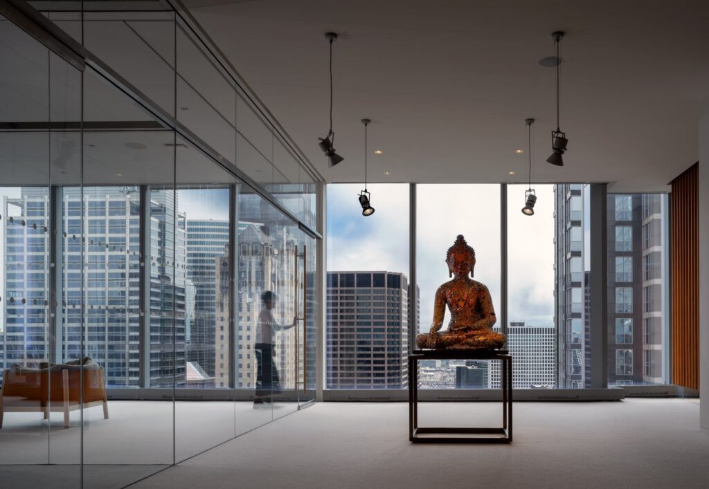 Sala di meditazione con i proiettori iGuzzini Le Perroquet a soffitto