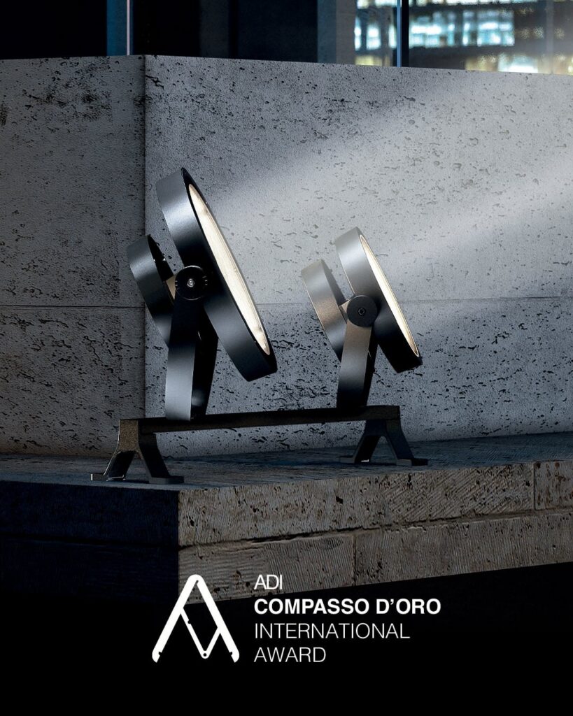 Apparecchio iGuzzini Trick che disegna una lama di luce su una parete in pietra