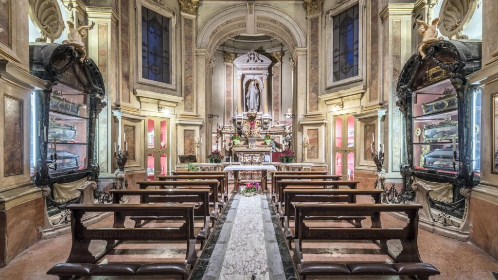 Chiesa con l'altare e gli affreschi illuminati