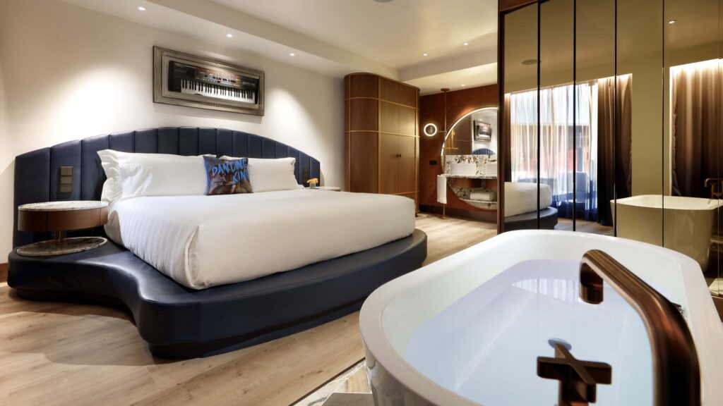 Camera dell'Hard Rock Hotel con il letto e la vasca illuminati