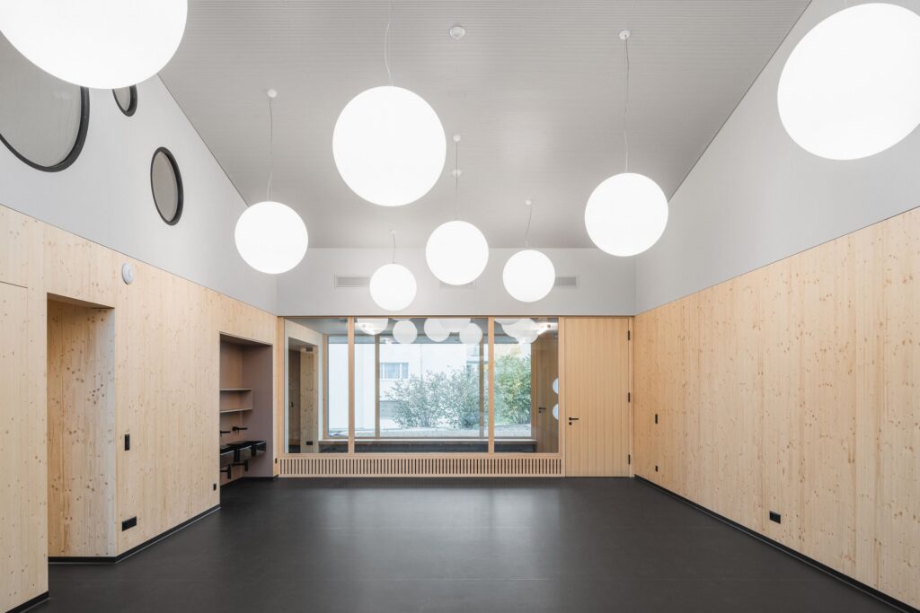 Aula di un asilo con le sfere di luce a soffitto