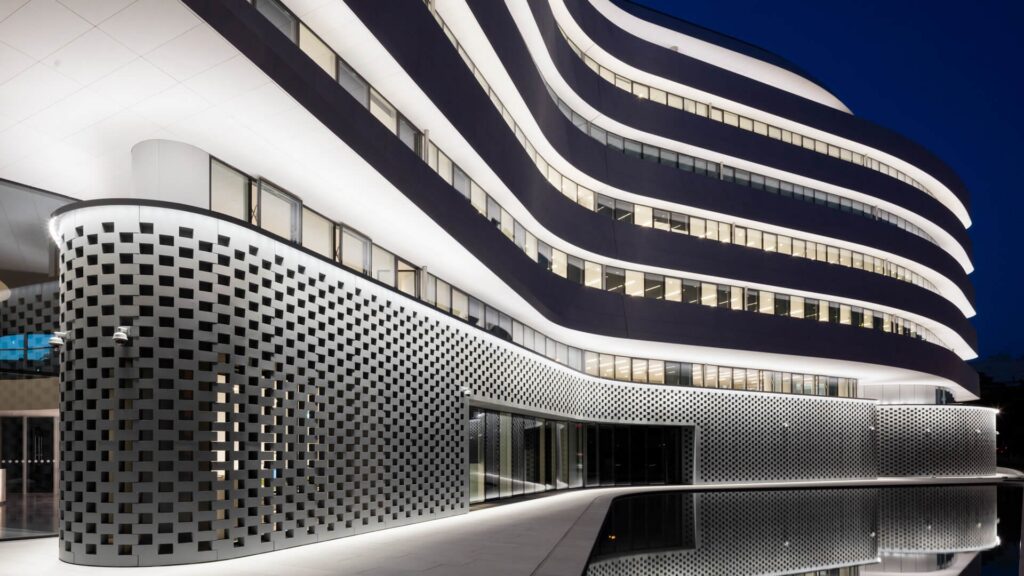 Facciata dell'Agemar Headquarter illuminata di sera