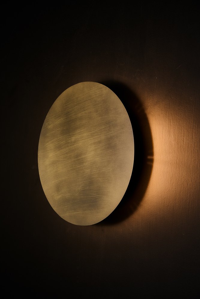 Disco di luce Lip Lighting Eclisse in ottone a parete, con la luce che esce dal bordo