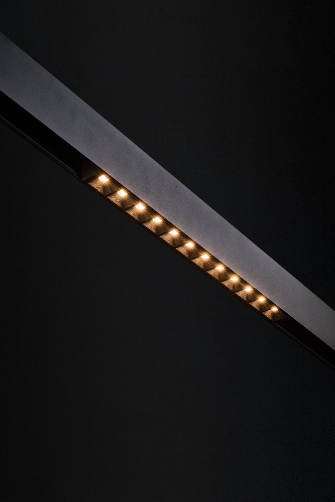 Faretto lineare Lip Lighting Iride a 12 luci su binario, visto da vicino