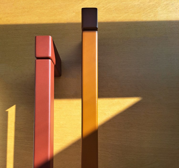 Profili Lip Lighting Linealed in rosso con la luce che esce di taglio