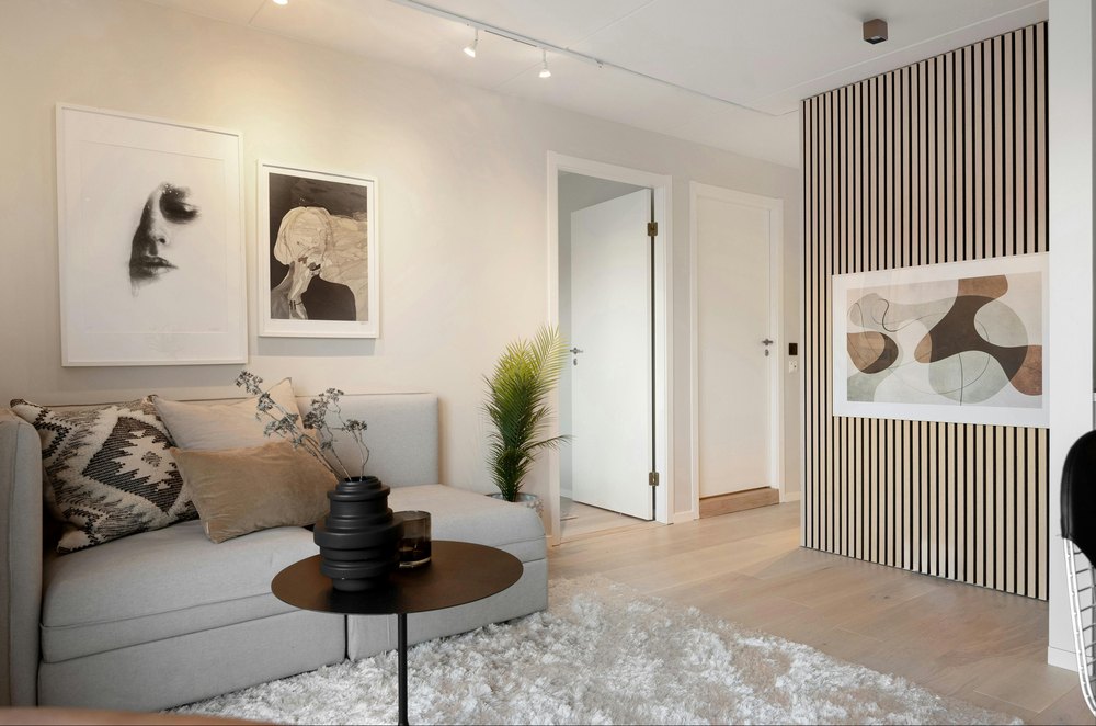Soggiorno chiaro con gli incassi Lip Lighting Qube a soffitto