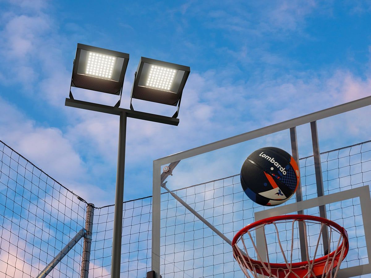 Campo da basket con i proiettori Lombardo Versus: la stessa scena al buio e con la luce accesa