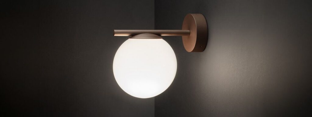 Applique Lombardo Punto con la sfera in vetro bianco